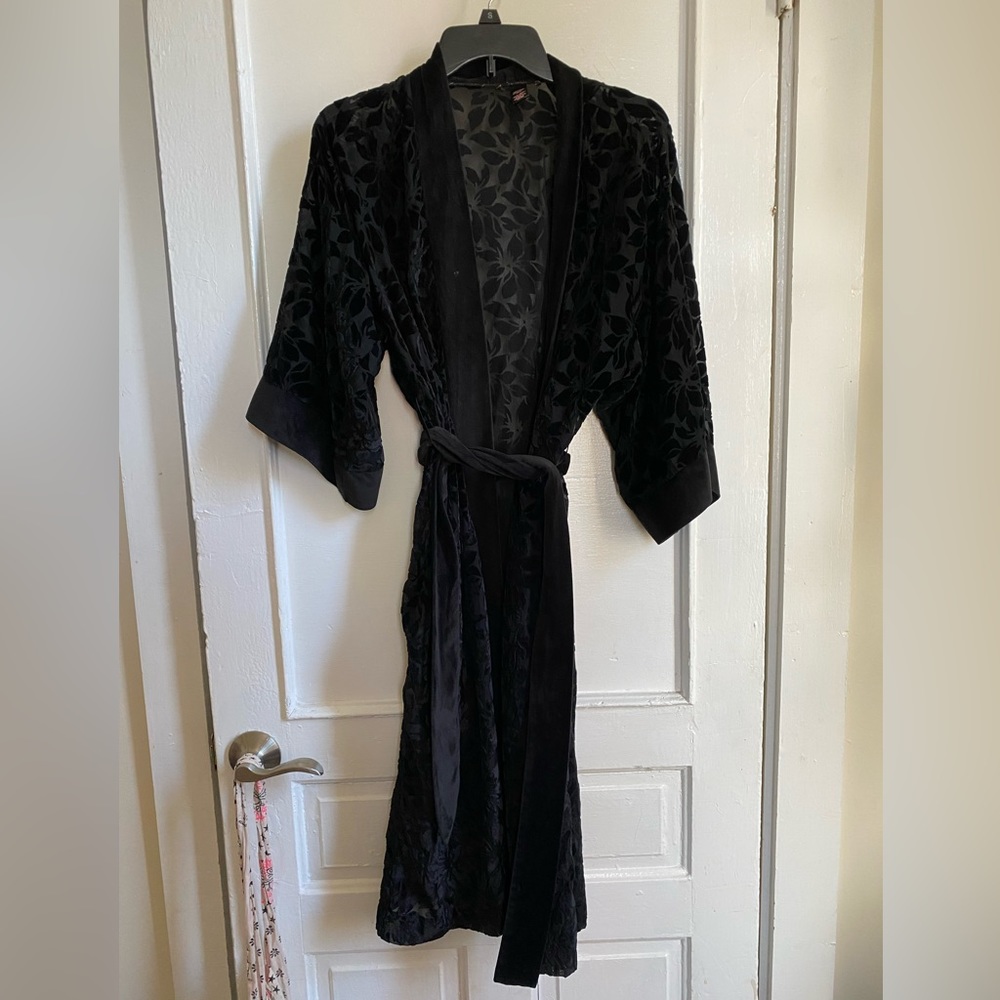 Black velvet VS robe